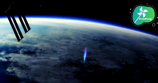 นี่คือปรากฏการณ์ “บลูเจ็ท”(แสงสีน้ำเงิน) ภาพจากสถานีอวกาศนานาชาติ
