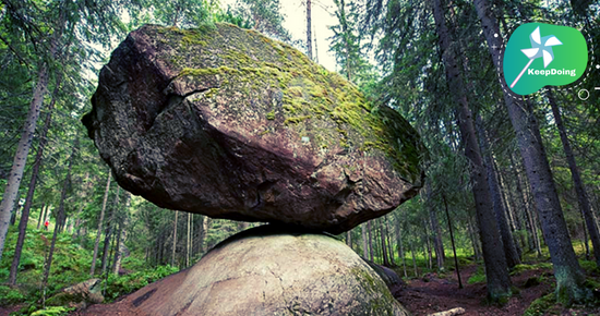 นี่คือก้อนหิน “คูมาคิวี”(สมดุล) ที่ทรงตัวอยู่ได้นานมากกว่า 12,000 ปี